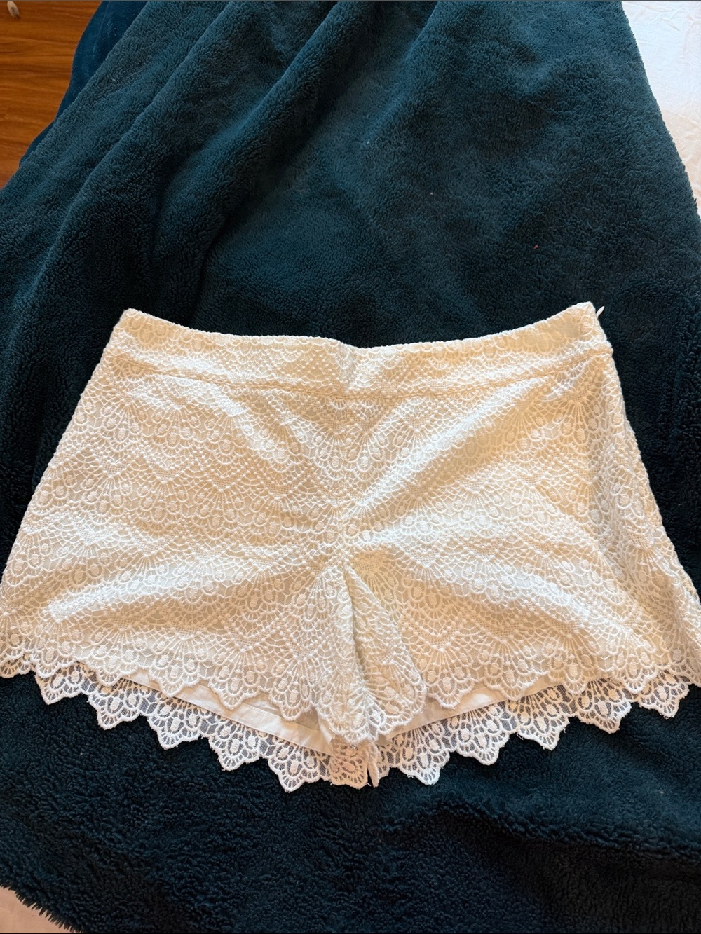 Eleven’s Women's White Lace Scalloped Hem Shorts sz 14